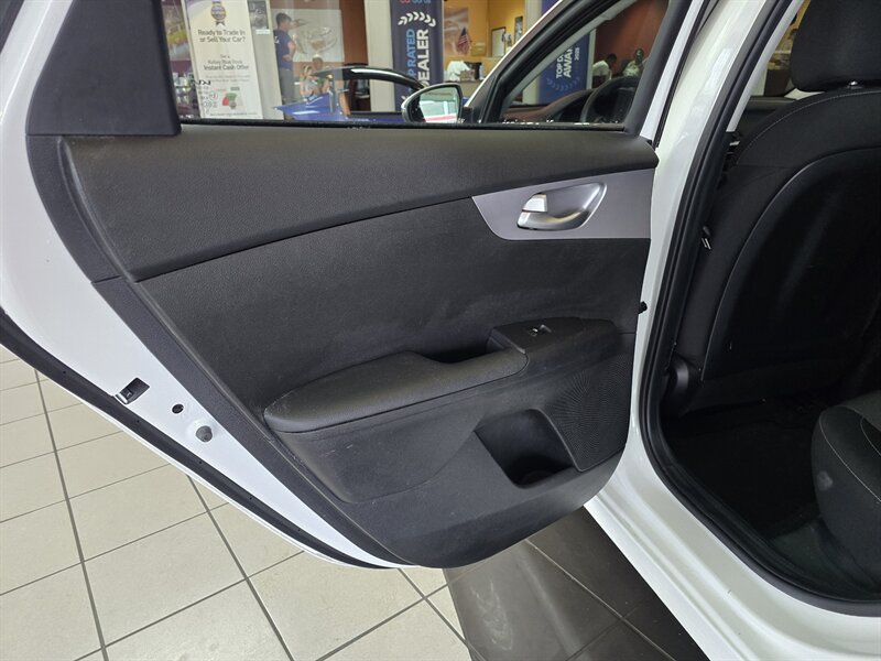 2023 Kia Forte LXS 4DR SEDAN - Photo 10 - Hamilton, OH 45015