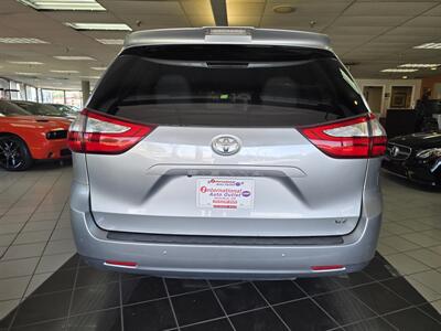 2019 Toyota Sienna XLE 7-Passenger 4DR MINI-VAN - Photo 5 - Hamilton, OH 45015