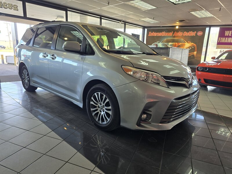 2019 Toyota Sienna XLE 7-Passenger 4DR MINI-VAN - Photo 3 - Hamilton, OH 45015