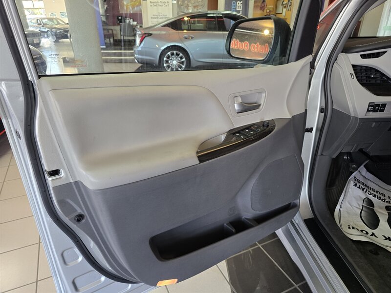 2019 Toyota Sienna XLE 7-Passenger 4DR MINI-VAN - Photo 7 - Hamilton, OH 45015