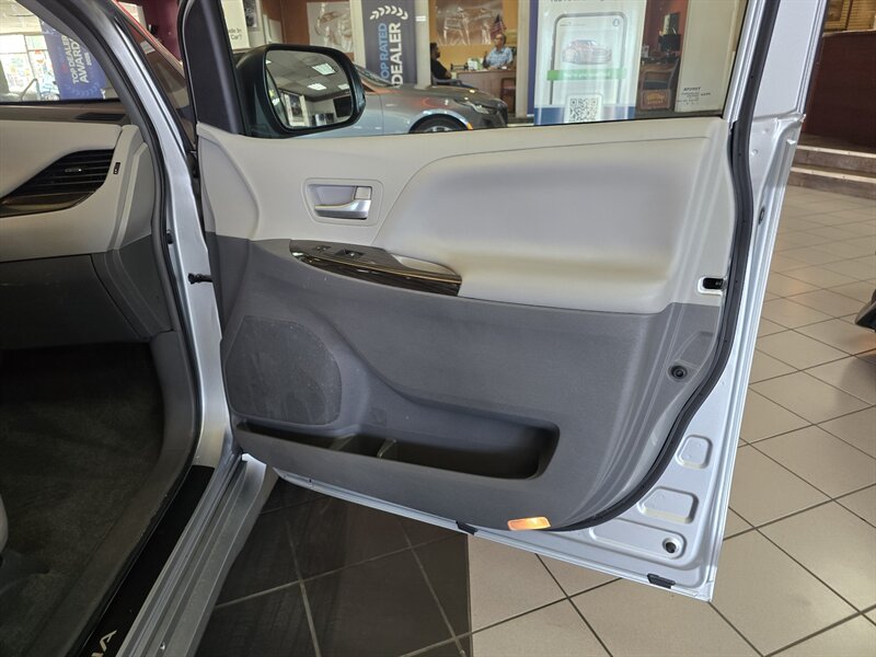 2019 Toyota Sienna XLE 7-Passenger 4DR MINI-VAN - Photo 12 - Hamilton, OH 45015