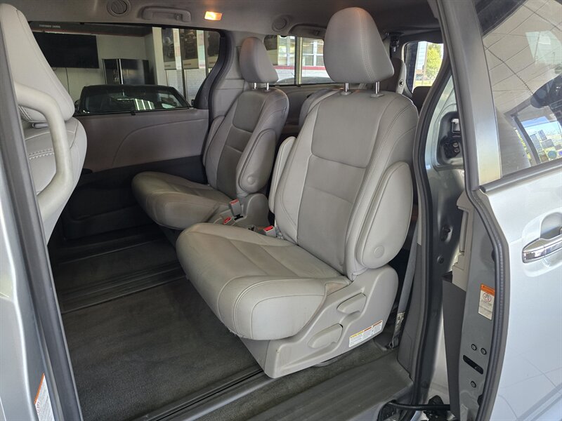 2019 Toyota Sienna XLE 7-Passenger 4DR MINI-VAN - Photo 10 - Hamilton, OH 45015