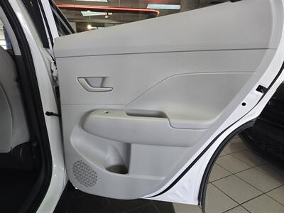 2024 Hyundai KONA SE 4DR SUV AWD - Photo 14 - Hamilton, OH 45015