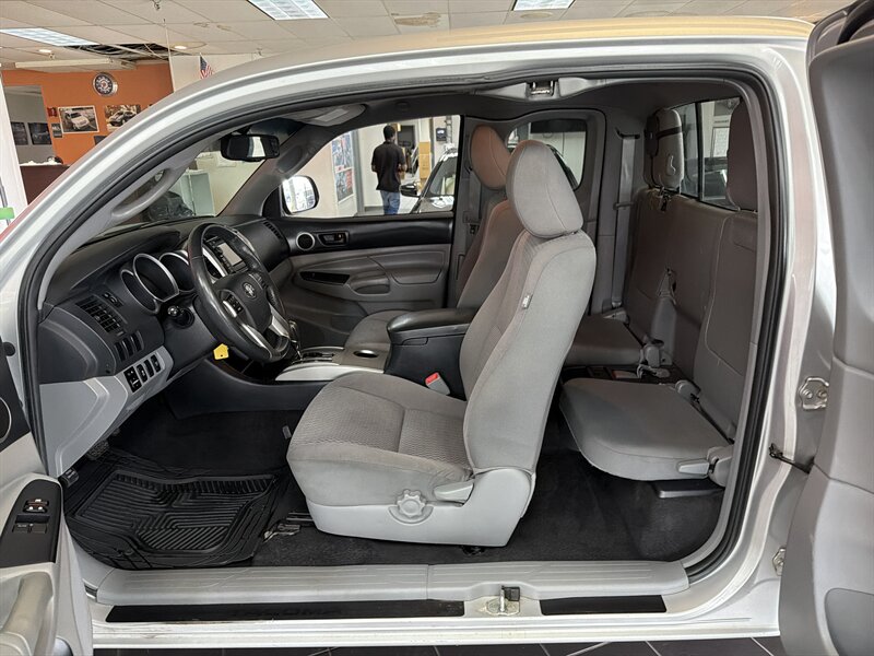 2013 Toyota Tacoma Base 4DR ACCESS CAB - Photo 11 - Hamilton, OH 45015