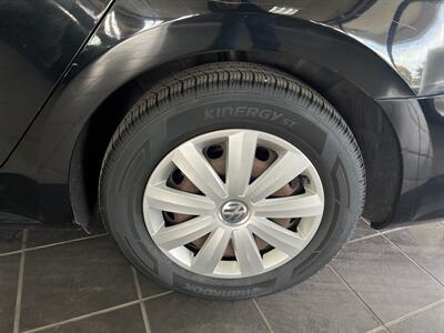 2012 Volkswagen Passat S 4DR SEDAN/5SPEED - Photo 32 - Hamilton, OH 45015