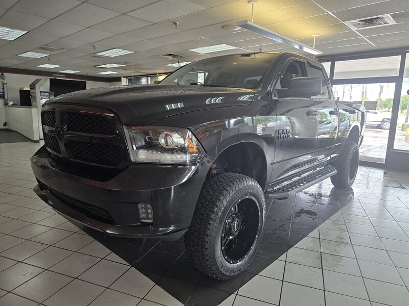 2018 RAM 1500 Express 4DR QUAD CAB 4X4   - Photo 1 - Hamilton, OH 45015