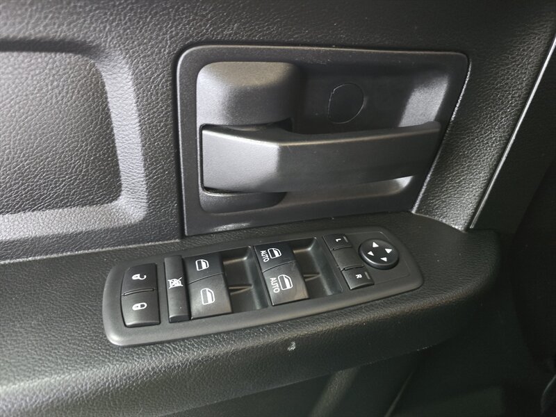 2018 RAM 1500 Express 4DR QUAD CAB 4X4 - Photo 24 - Hamilton, OH 45015