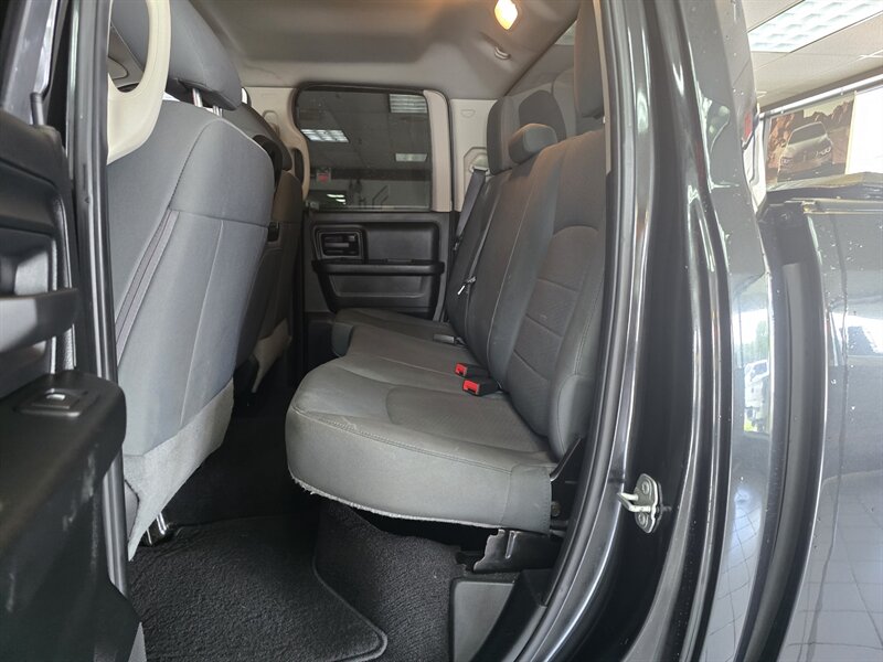 2018 RAM 1500 Express 4DR QUAD CAB 4X4 - Photo 11 - Hamilton, OH 45015