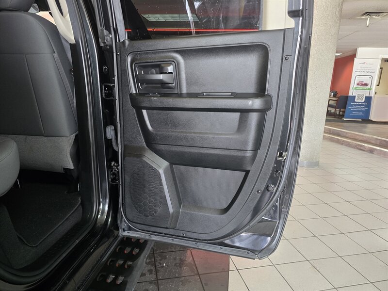 2018 RAM 1500 Express 4DR QUAD CAB 4X4 - Photo 15 - Hamilton, OH 45015