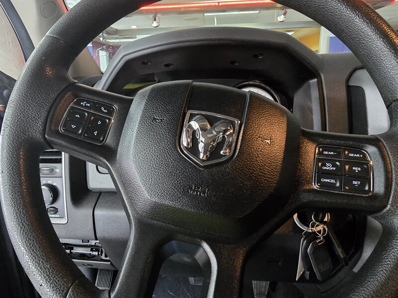2018 RAM 1500 Express 4DR QUAD CAB 4X4 - Photo 21 - Hamilton, OH 45015