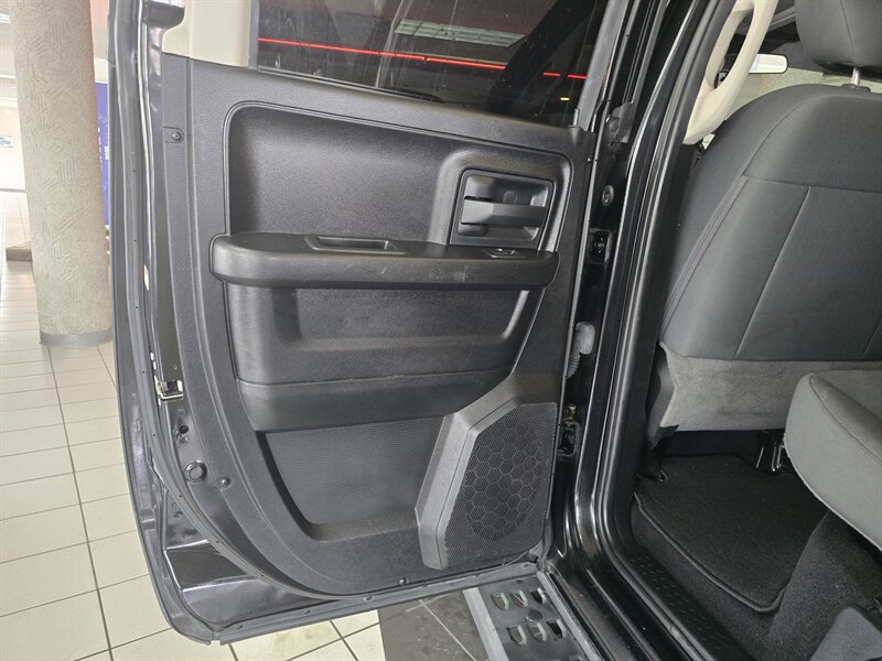 2018 RAM 1500 Express 4DR QUAD CAB 4X4 - Photo 10 - Hamilton, OH 45015