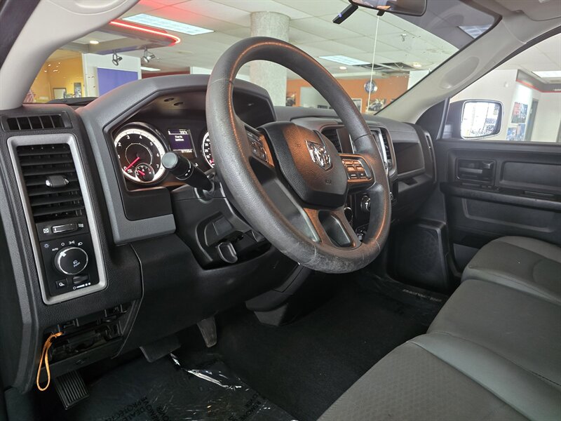 2018 RAM 1500 Express 4DR QUAD CAB 4X4 - Photo 8 - Hamilton, OH 45015