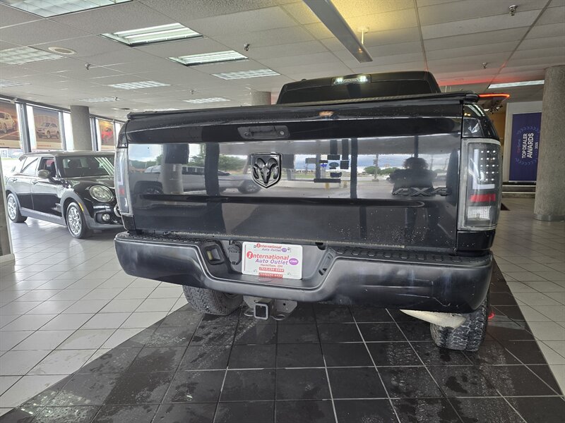 2018 RAM 1500 Express 4DR QUAD CAB 4X4 - Photo 5 - Hamilton, OH 45015