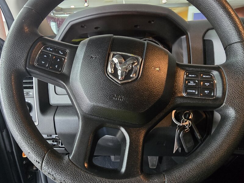 2018 RAM 1500 Express 4DR QUAD CAB 4X4 - Photo 19 - Hamilton, OH 45015