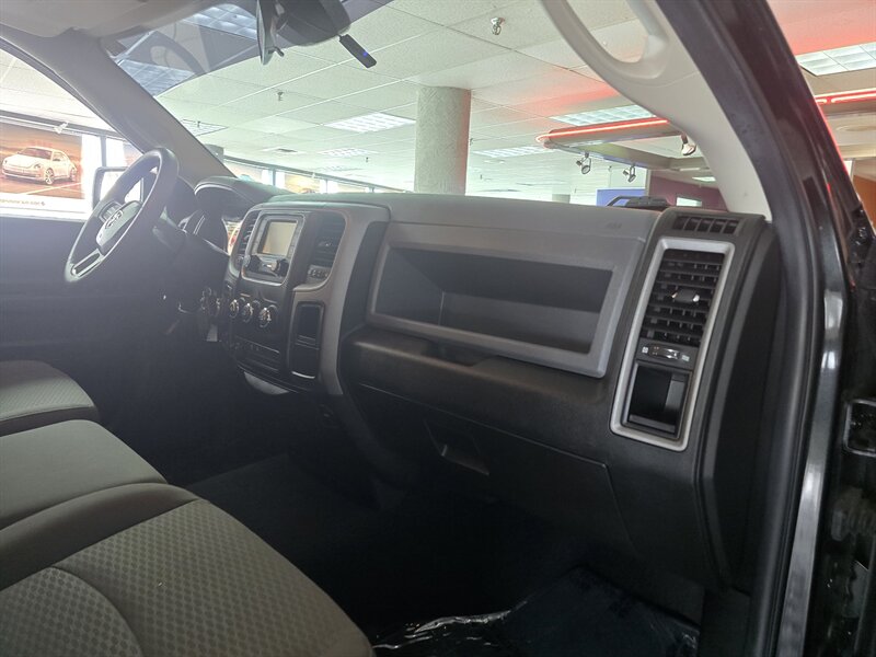 2018 RAM 1500 Express 4DR QUAD CAB 4X4 - Photo 14 - Hamilton, OH 45015