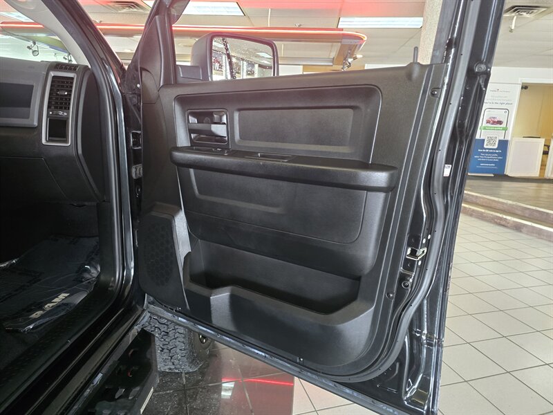 2018 RAM 1500 Express 4DR QUAD CAB 4X4 - Photo 12 - Hamilton, OH 45015