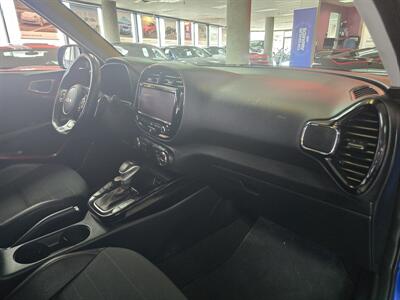 2022 Kia Soul Turbo 4DR CROSSOVER   - Photo 13 - Hamilton, OH 45015