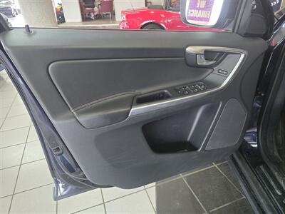 2017 Volvo XC60 T5 Dynamic   - Photo 7 - Hamilton, OH 45015