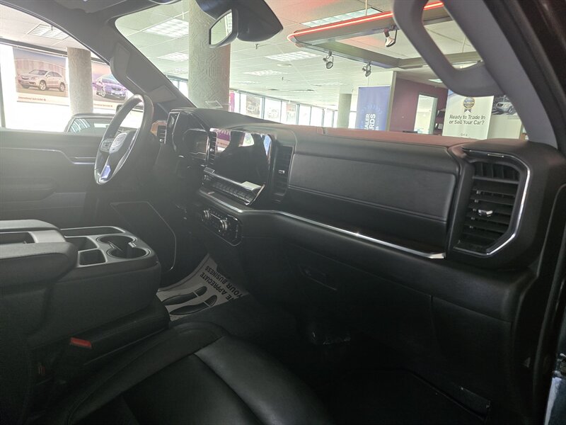 2025 GMC Sierra 1500 SLT - Photo 18 - Hamilton, OH 45015