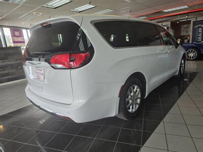 2025 Chrysler Pacifica Select 4DR MINI-VAN - Photo 4 - Hamilton, OH 45015