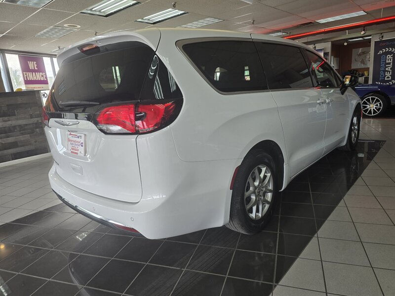 2025 Chrysler Pacifica Select 4DR MINI-VAN - Photo 4 - Hamilton, OH 45015