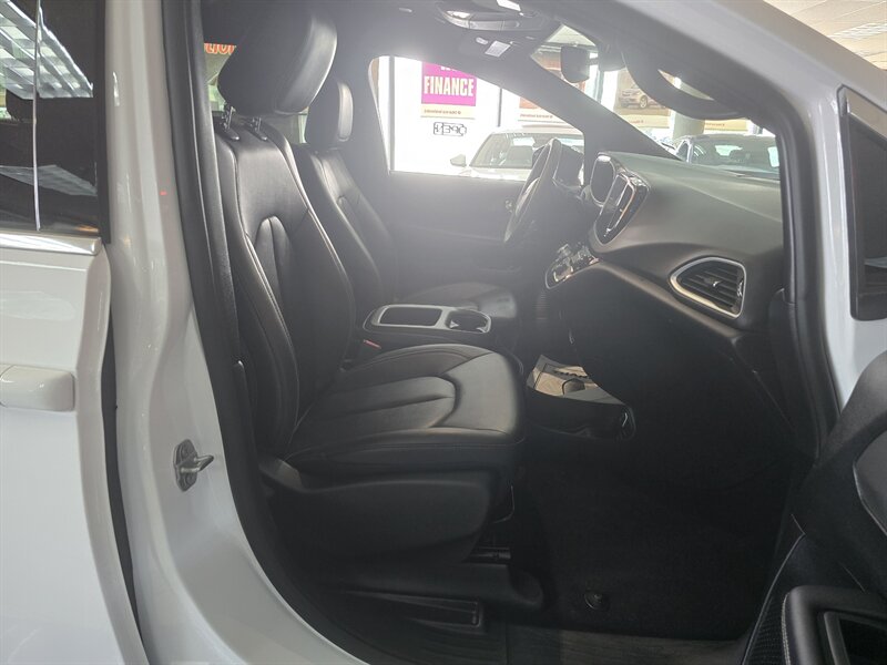 2025 Chrysler Pacifica Select 4DR MINI-VAN - Photo 14 - Hamilton, OH 45015