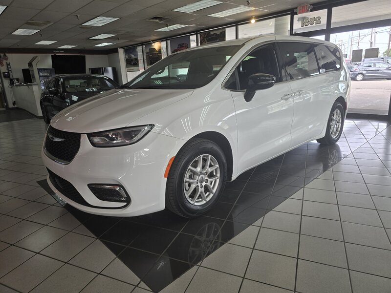 2025 Chrysler Pacifica Select 4DR MINI-VAN   - Photo 1 - Hamilton, OH 45015