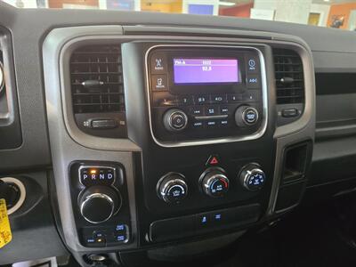 2015 RAM 1500 Express 4DR QUAD CAB 4X4   - Photo 17 - Hamilton, OH 45015