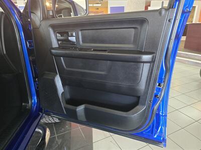 2015 RAM 1500 Express 4DR QUAD CAB 4X4   - Photo 11 - Hamilton, OH 45015