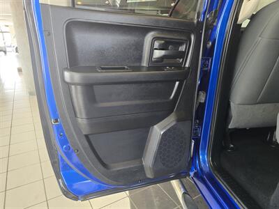 2015 RAM 1500 Express 4DR QUAD CAB 4X4   - Photo 9 - Hamilton, OH 45015