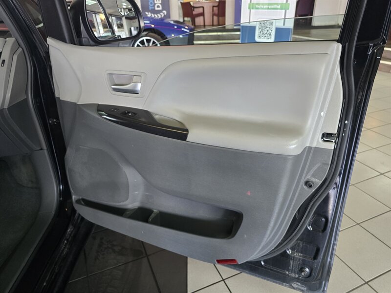 2015 Toyota Sienna LE 7-Passenger 4DR MINI-VAN - Photo 13 - Hamilton, OH 45015