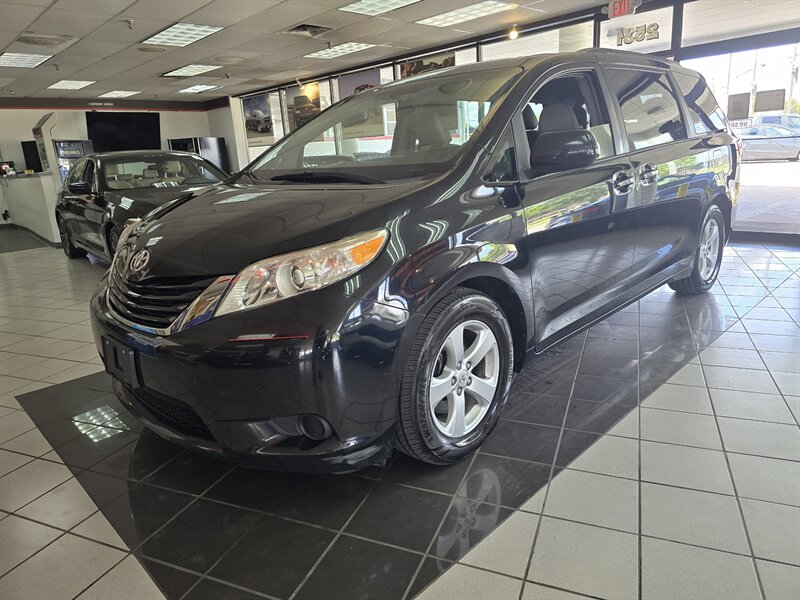 2015 Toyota Sienna LE 7-Passenger  4DR MINI-VAN   - Photo 1 - Hamilton, OH 45015