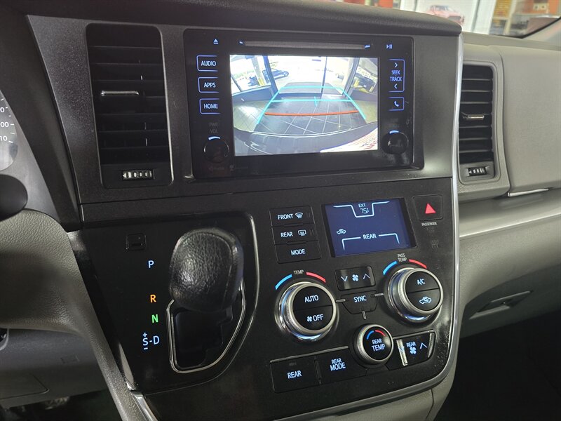 2015 Toyota Sienna LE 7-Passenger 4DR MINI-VAN - Photo 26 - Hamilton, OH 45015