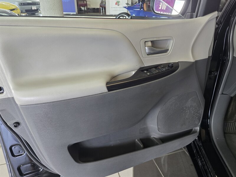 2015 Toyota Sienna LE 7-Passenger 4DR MINI-VAN - Photo 8 - Hamilton, OH 45015