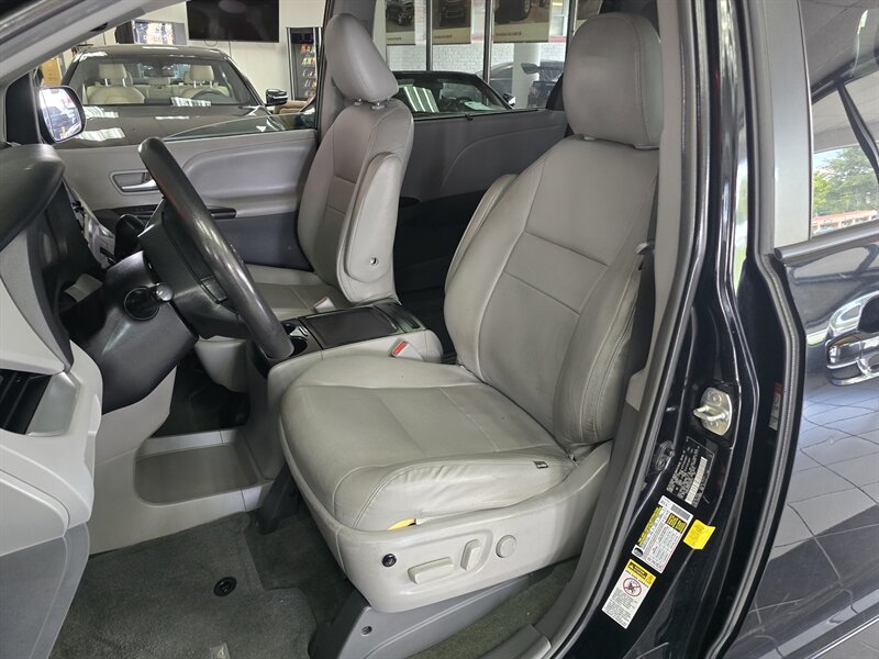 2015 Toyota Sienna LE 7-Passenger 4DR MINI-VAN - Photo 10 - Hamilton, OH 45015