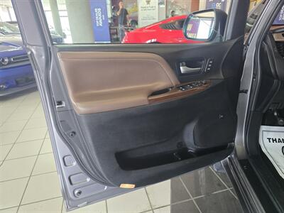 2017 Toyota Sienna Limited 7-Passenger 4DR MINI-VAN   - Photo 7 - Hamilton, OH 45015