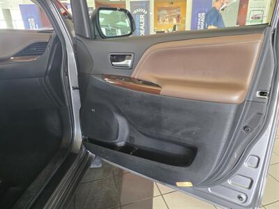 2017 Toyota Sienna Limited 7-Passenger 4DR MINI-VAN   - Photo 12 - Hamilton, OH 45015