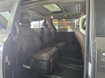 2017 Toyota Sienna Limited 7-Passenger 4DR MINI-VAN   - Photo 15 - Hamilton, OH 45015