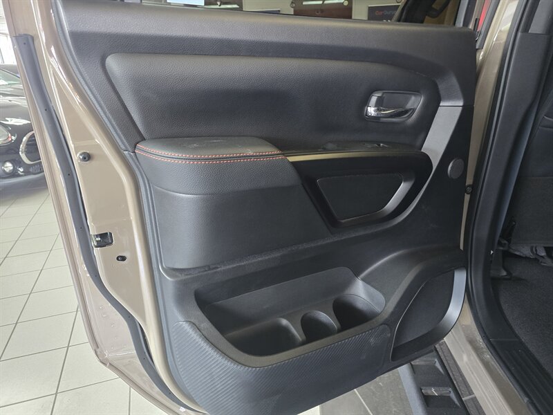 2024 Nissan Titan PRO-4X 4DR CREWCAB 4X4 - Photo 10 - Hamilton, OH 45015