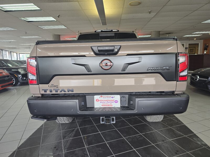 2024 Nissan Titan PRO-4X 4DR CREWCAB 4X4 - Photo 5 - Hamilton, OH 45015