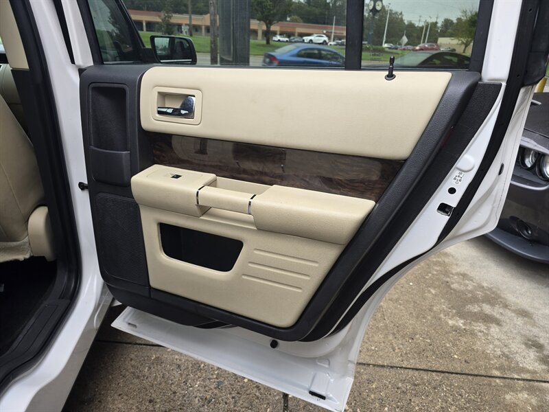2018 Ford Flex Limited 4DR CROSSOVER AWD - Photo 17 - Hamilton, OH 45015