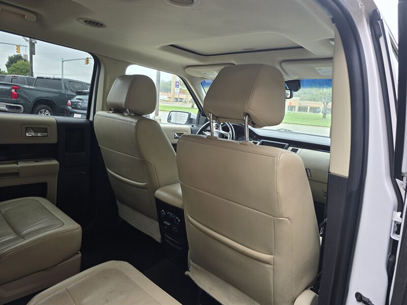 2018 Ford Flex Limited 4DR CROSSOVER AWD - Photo 18 - Hamilton, OH 45015