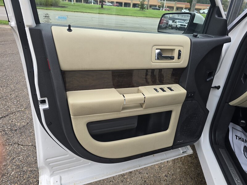 2018 Ford Flex Limited 4DR CROSSOVER AWD - Photo 7 - Hamilton, OH 45015