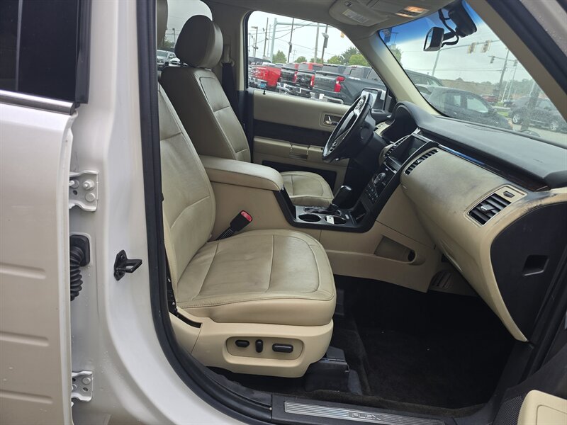 2018 Ford Flex Limited 4DR CROSSOVER AWD - Photo 16 - Hamilton, OH 45015
