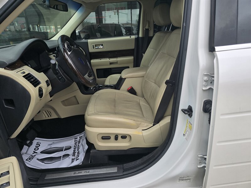 2018 Ford Flex Limited 4DR CROSSOVER AWD - Photo 9 - Hamilton, OH 45015
