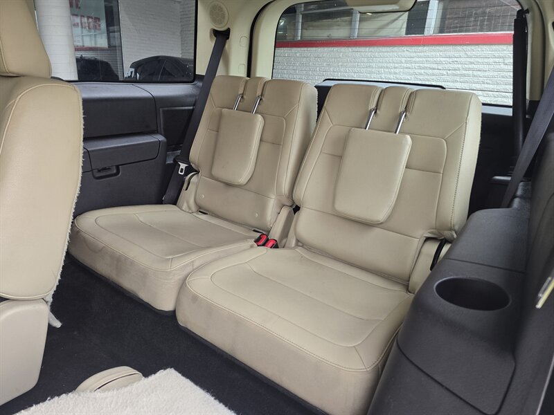 2018 Ford Flex Limited 4DR CROSSOVER AWD - Photo 12 - Hamilton, OH 45015