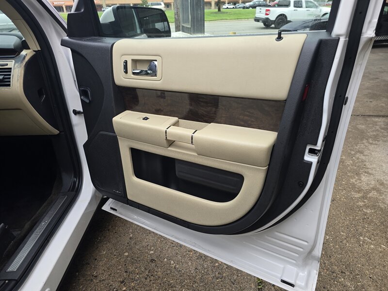 2018 Ford Flex Limited 4DR CROSSOVER AWD - Photo 14 - Hamilton, OH 45015