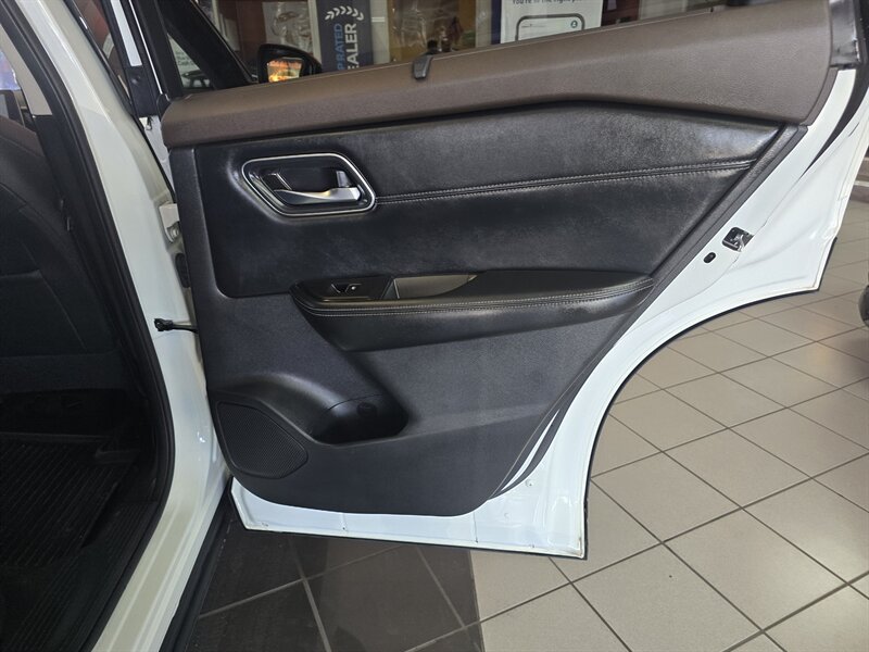 2021 Nissan Rogue SL - Photo 17 - Hamilton, OH 45015