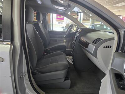 2010 Chrysler Town & Country Touring 4DR MINI-VAN   - Photo 14 - Hamilton, OH 45015