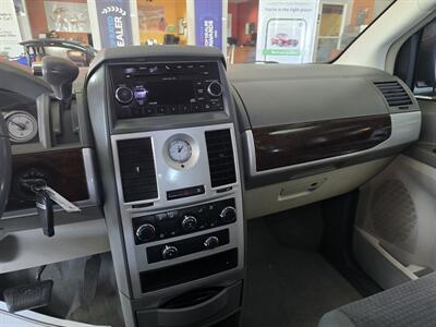 2010 Chrysler Town & Country Touring 4DR MINI-VAN   - Photo 25 - Hamilton, OH 45015